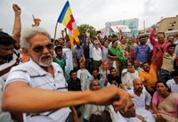 Protestas en el estado de Modi por el ataque a miembros de la comunidad dalit