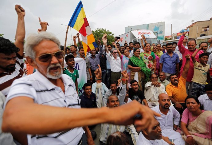 Grupos de manifestantes dalit protestan contra el ataque a varios hombres.