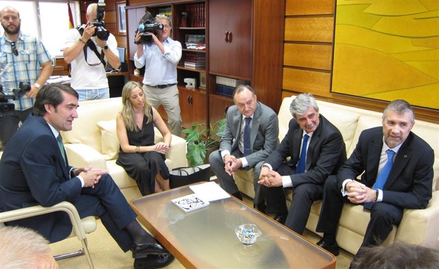 Suárez-Quiñones (i) junto a los rectores de Valladolid, León y Burgos (d)