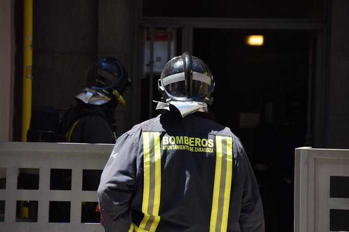 Un bombero de Zaragoza antes de auxiliar a un hombre mayor. 