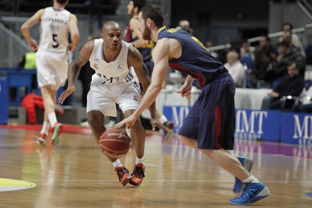 Marcelo Huertas y Dontaye Draper en el encuentro Real Madrid - Barcelona FC