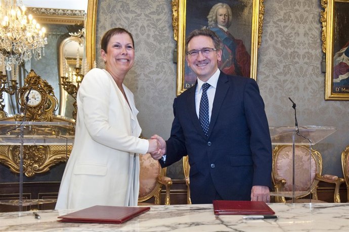 Uxue Barkos y Jaume Giró tras firmar el convenio 
