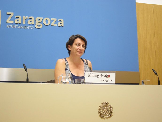 La concejal de CHA, Leticia Crespo, en rueda de prensa en el Ayuntamiento