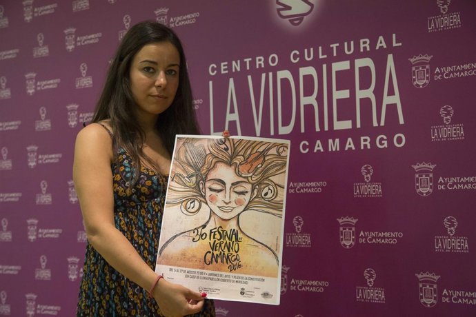 La concejala de Cultura con el cartel del 36 Festival de Verano