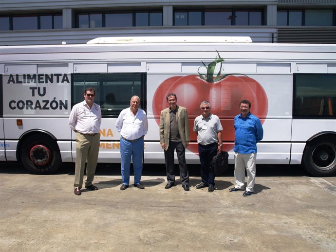 Imagen del autobús rotulado.