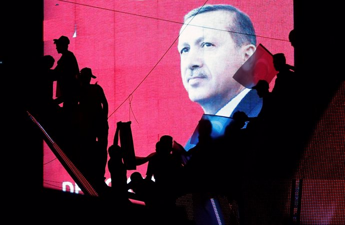 Ciudadanos turcos ante una imagen de su presidente, Recep Tayyip Erdogan