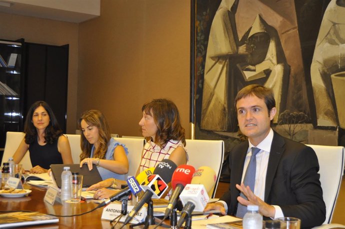 Antonio Martínez ha presentado el nuevo número de Economía Aragonesa. 