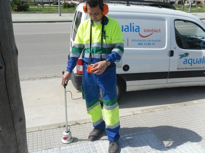 Empleado Buscafugas De Aqualia. 