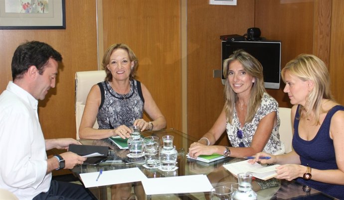 Reunión de Carmen Ortiz y Rosa Gallardo.