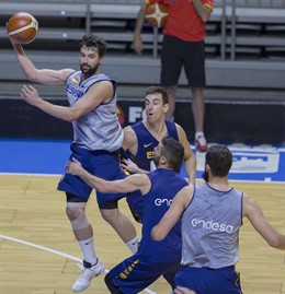 Sergio Llul penetra a canasta en el entrenamiento de la selección