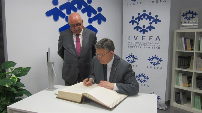 Ximo Puig escribe en el Libro de Honor de IVEFA ante José Bernardo Noblejas