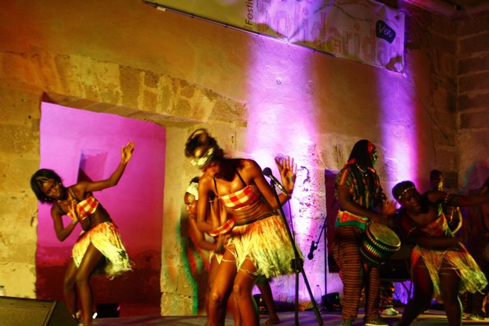 El grupo africano 'Amizade do Povo' actúa en el Festival Entrepitas.