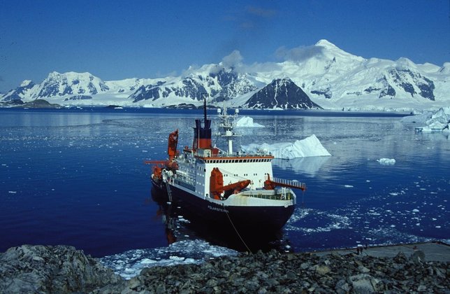 Buque de investigación en la Península Antártica