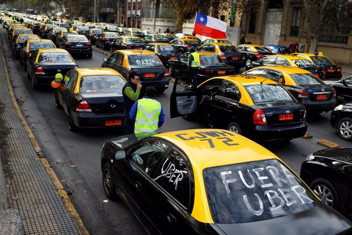 El gremio de taxistas chilenos se moviliza contra Uber 