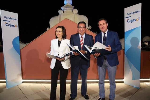 Rosa Aguilar, Antonio Pulido y Juan Espadas presentan el catálogo de arte