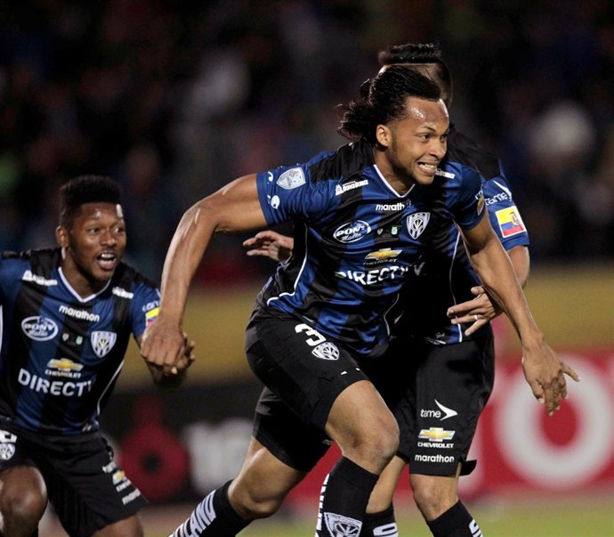 Arturo Mina celebra el empate del Independiente en la ida de la Libertadores