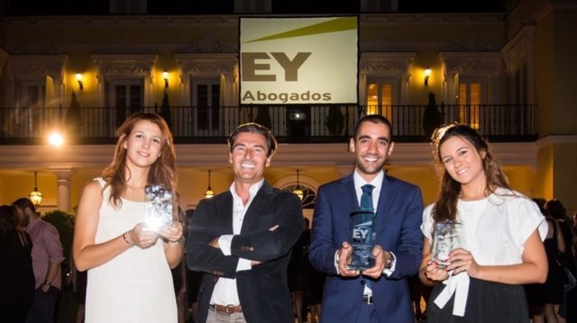 Ganadores de la quinta edición del Young Tax Professional 2016 de EY