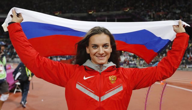 Yelena Isinbayeva celebra un triunfo en pértiga