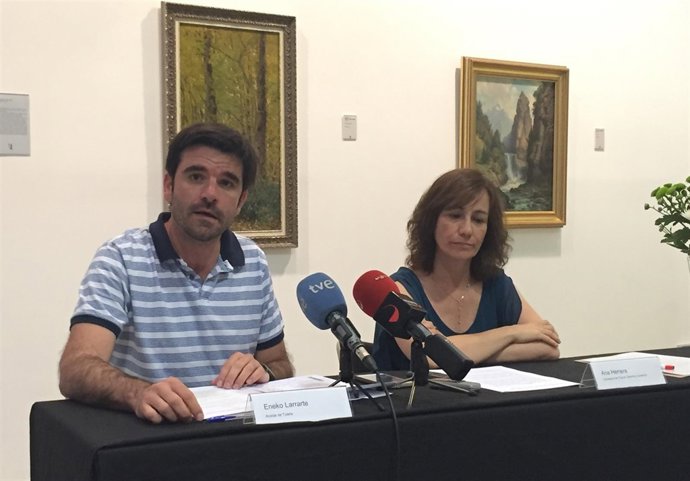 La consejera Herrera y Eneko Larrarte, durante la presentación. 