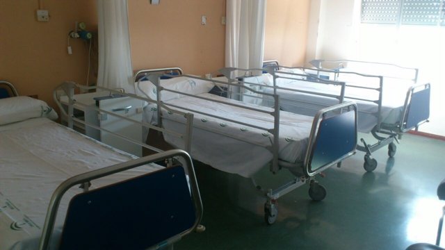 Habitación con tres camas en el Hospital Virgen Macarena de Sevilla