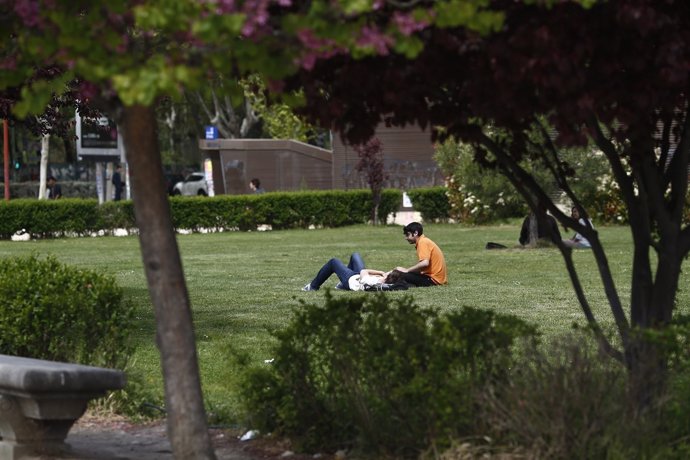 Jóvenes en una zona verde