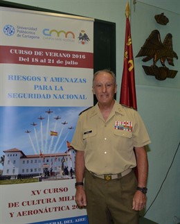 El general de División en la reserva Alberto Asarta Cuevas en la UPCT