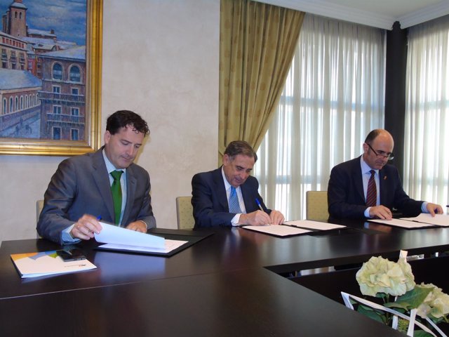 De izda a dcha, Ryan, Sarría y el vicepresidente Ayerdi firman el convenio.