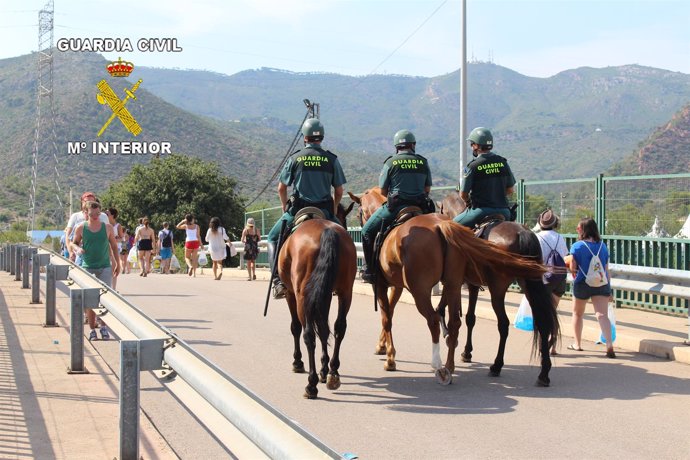 ESCUADRON DE LA GUARDIA CIVIL VIGILANDO EN EL FIB