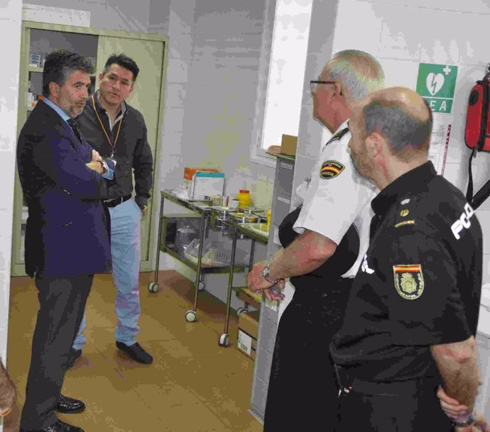El director de la Policía, Ignacio Cosidó, visita el CIE de la Zona Franca