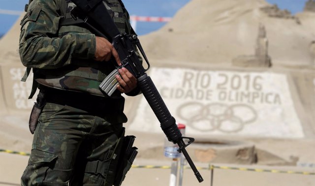 Un militar patrulla la playa de Copacabana en Río de Janeiro