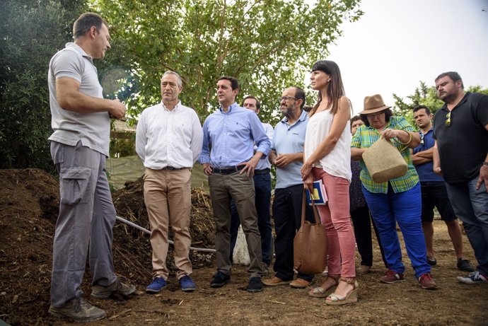 El vicepresidente de Diputación ha visitado el invernadero de Jesús Rincón.
