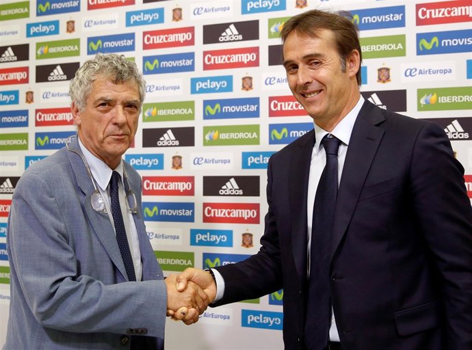 Julen Lopetegui y Ángel María Villar tras firmar el acuerdo