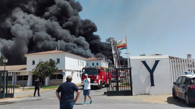Incendio en fábrica de Ybarra en Dos Hermanas (Sevilla)