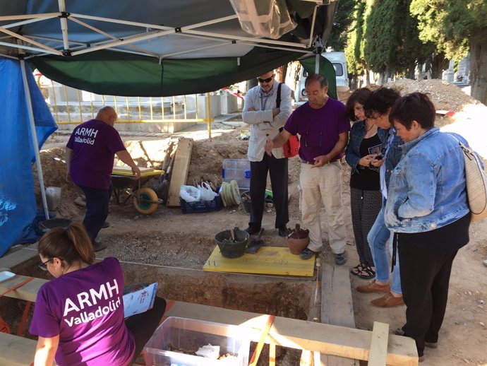 Visita de concejalas a las excavaciones de la ARMH en el Cementerio