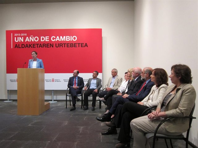 La presidente Barkos junto a su equipo de Gobierno.