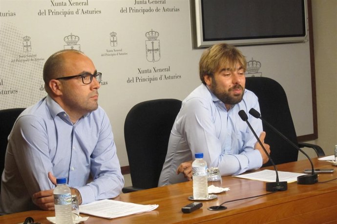 El secretario general de Podemos, Daniel Ripa, y el letrado, Alberto Suárez.