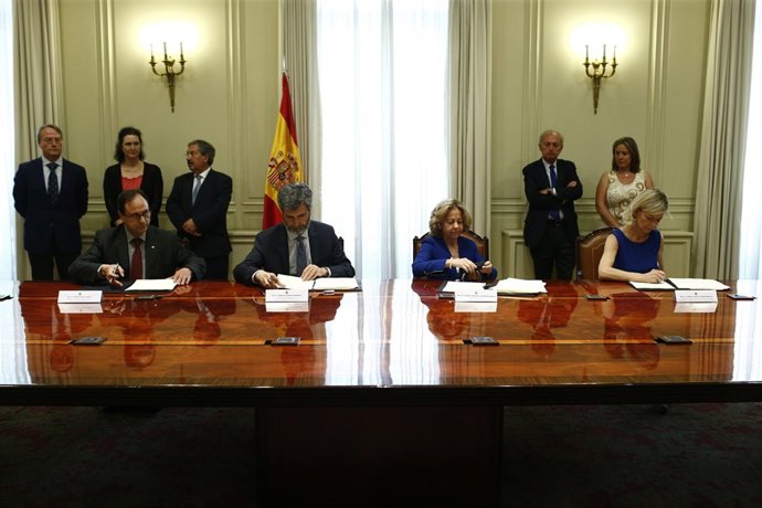 Carlos Lemes y la fiscal general del Estado Consuelo Madrigal