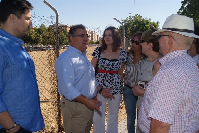 Imagen de Zoido en los terrenos de la avenida Pablo Iglesias.