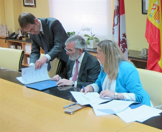 Pilar del Olmo junto al vicegobernador del CEB, Apolonio Ruiz-Ligero