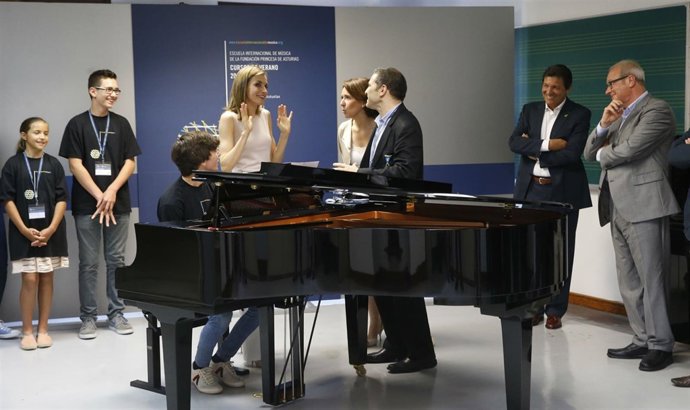Doña Letizia visita una clase de piano. 