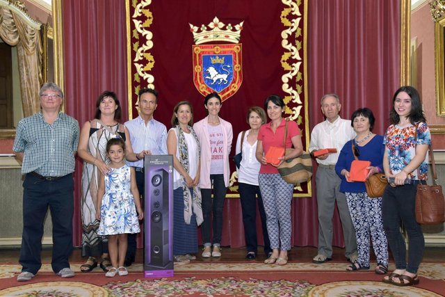 Los galardonados junto a Maitena Muruzábal tras la entrega de premios