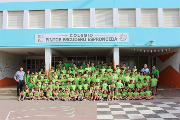 Niños en el campamento deportivo urbano