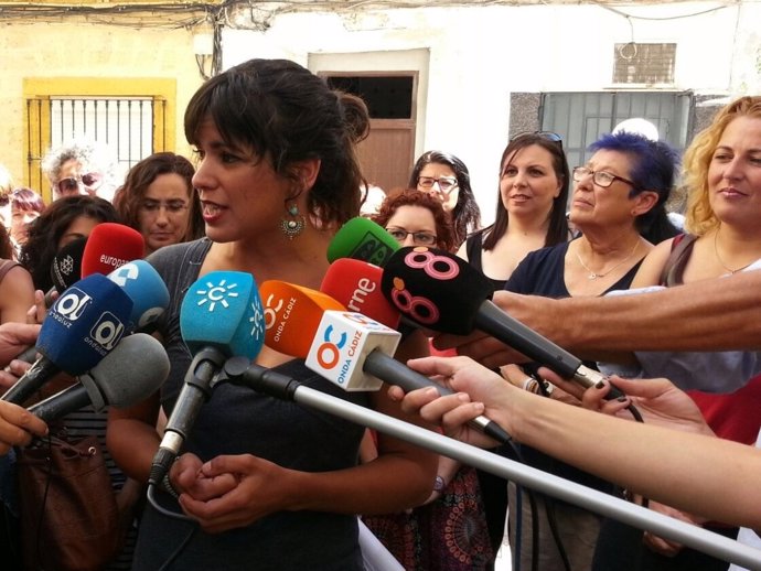 Teresa Rodríguez atiende a los periodistas en Cádiz