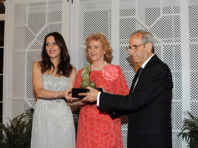 Imagen de Soledad Becerril en la recogida del premio.
