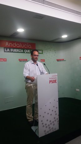 Hernando (PSOE), en rueda de prensa en Almería