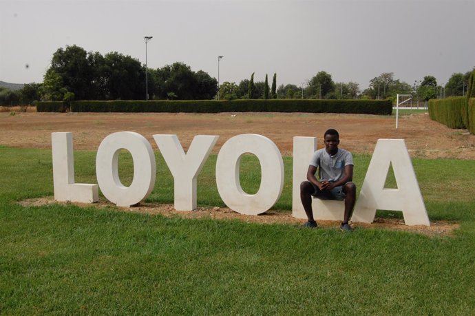 El joven Cheikh Diouf en el campus de Loyola Andalucía