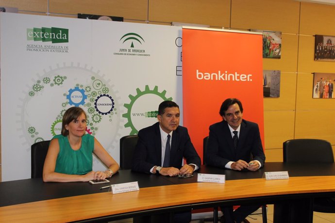 Firma del convenio entre Extenda y Bankinter