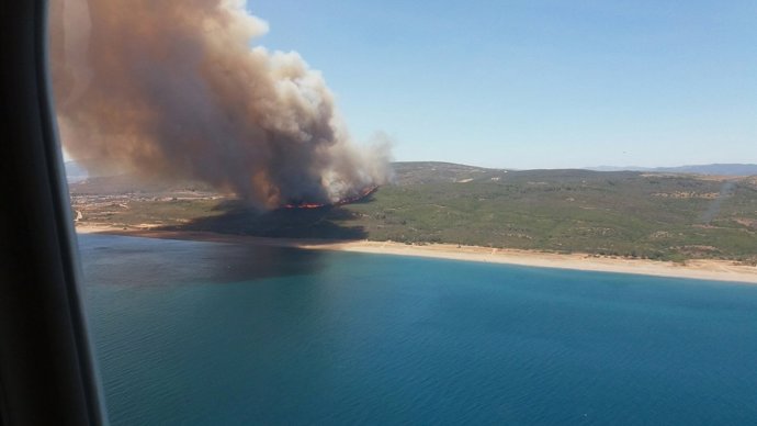 Incendio forestal en el paraje Santa Margarita de La Línea (Cádiz)