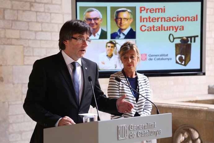 Carles Puigdemont y Anna Veiga en la rueda de prensa