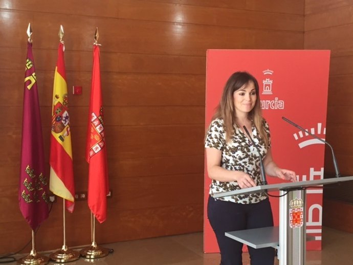 Rebeca Pérez da cuenta de los acuerdos de la Junta en rueda de prensa